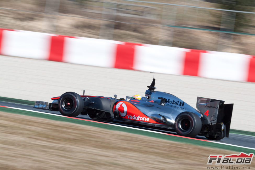 Lewis Hamilton rueda con el MP4-27 en Barcelona
