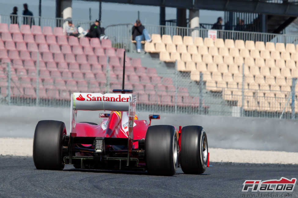 Alonso sobre el asfalto de Montmeló