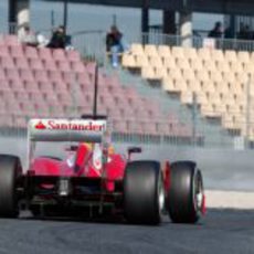 Alonso sobre el asfalto de Montmeló