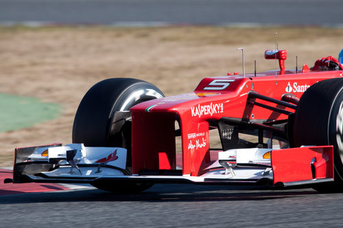 Plano cercano del alerón delantero del Ferrari F2012