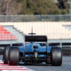 Hamilton rueda con el MP4-27 en Montmeló