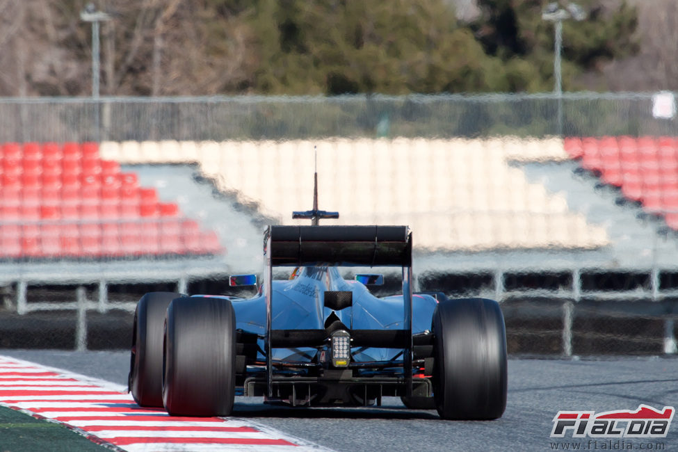 Hamilton rueda con el MP4-27 en Montmeló