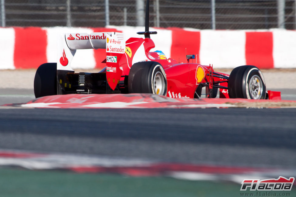 Fernando Alonso tras una curva del Circuit de Catalunya