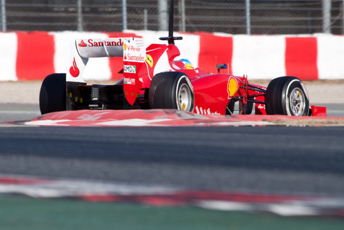 Fernando Alonso tras una curva del Circuit de Catalunya