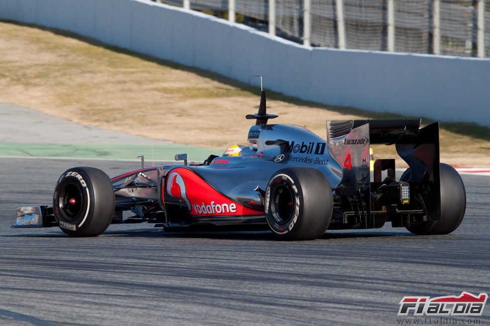 Hamilton rueda con neumáticos medios en pretemporada