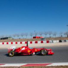 Fernando Alonso sigue acumulando vueltas en Barcelona