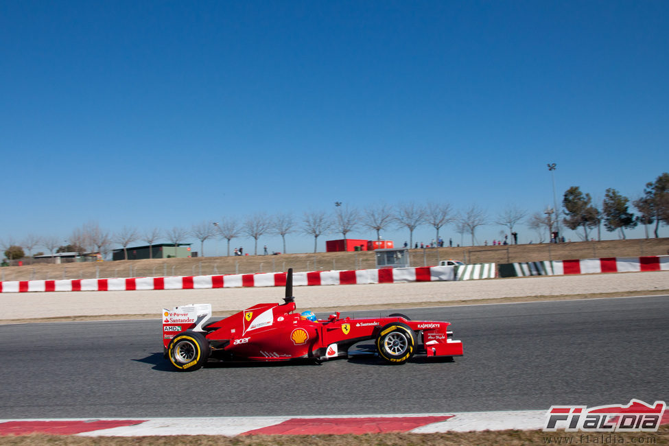 Fernando Alonso sigue acumulando vueltas en Barcelona