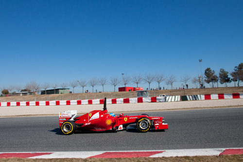 Fernando Alonso sigue acumulando vueltas en Barcelona