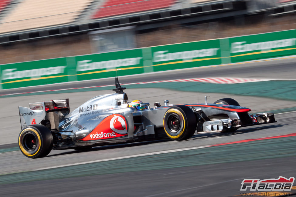 Lewis Hamilton con el MP4-27 en los test