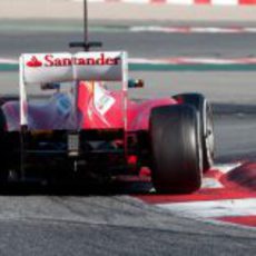 Felipe Massa se sube por los bordillos con el F2012