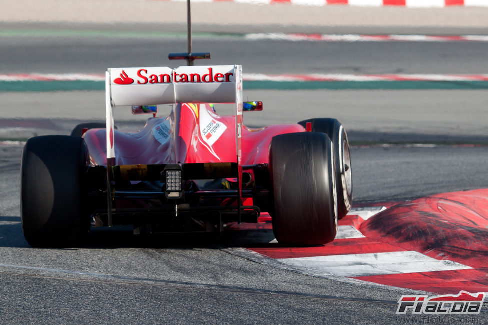 Felipe Massa se sube por los bordillos con el F2012