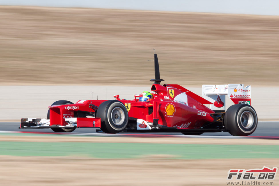 Felipe Massa rueda con el F2012 en los entrenamientos