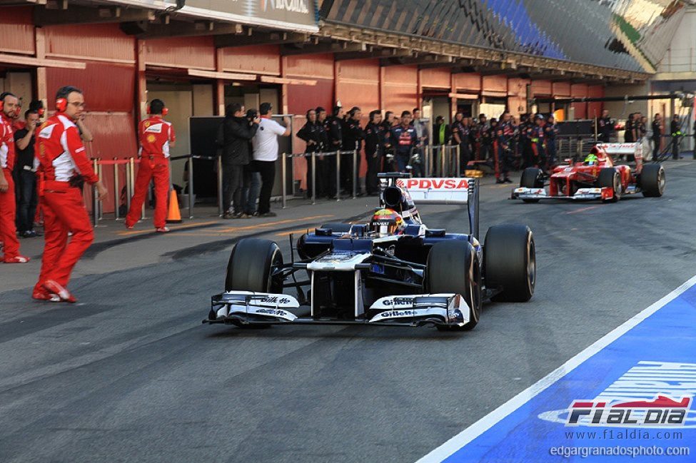 Maldonado y Massa en el 'pit-lane' de Montmeló