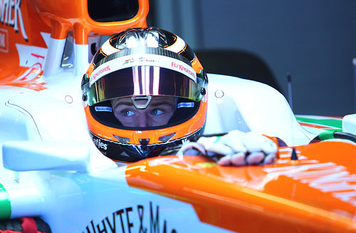 Nico Hülkenberg en su box sentado en el VJM05