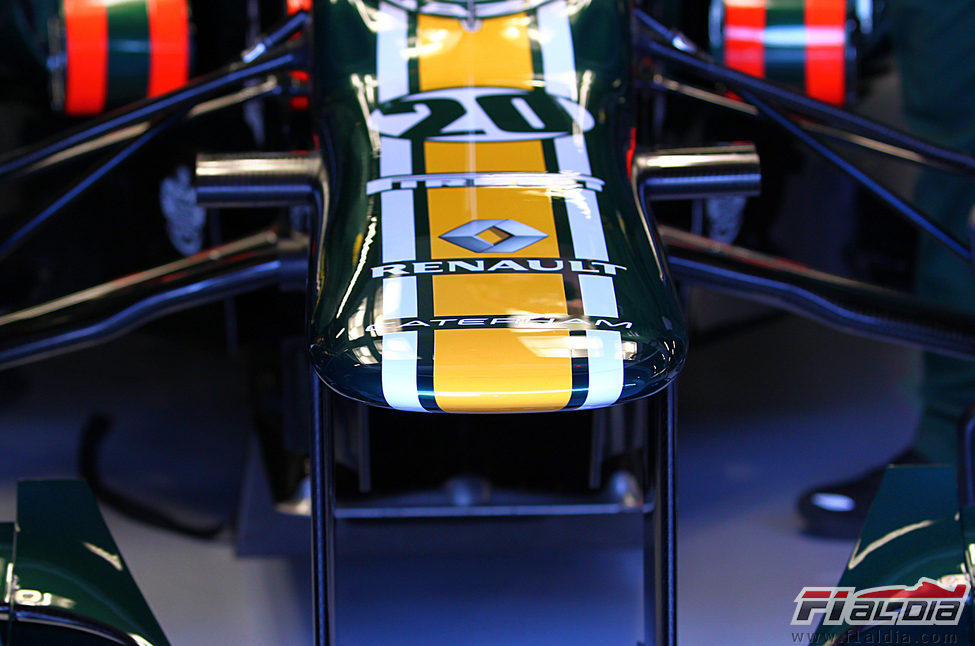 El Caterham CT01 en su box de Barcelona