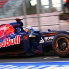 Daniel Ricciardo en el 'pit lane' con su Toro Rosso