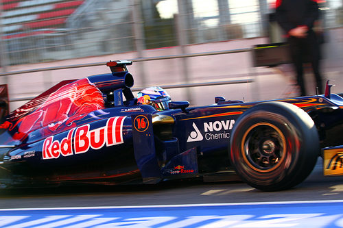 Daniel Ricciardo en el 'pit lane' con su Toro Rosso
