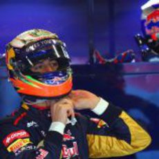 Ricciardo se coloca el casco en los test de Barcelona