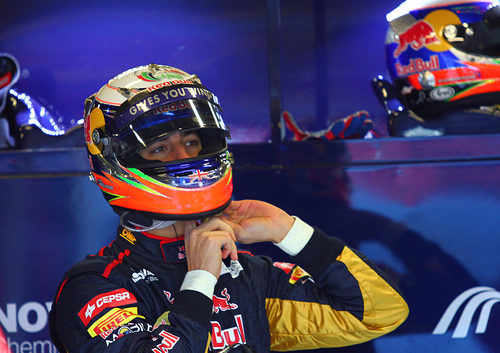 Ricciardo se coloca el casco en los test de Barcelona