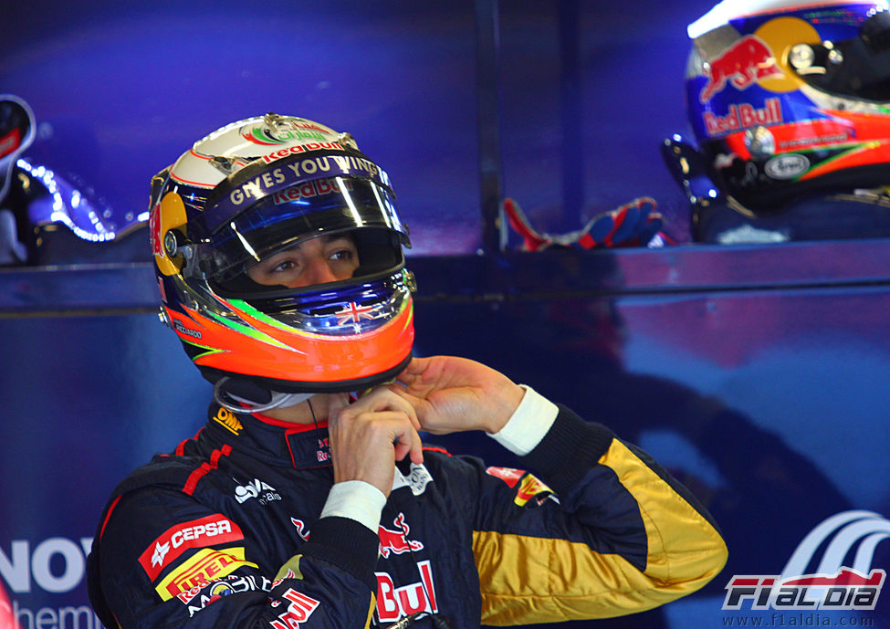 Ricciardo se coloca el casco en los test de Barcelona