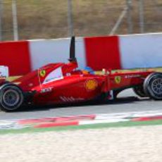 Fernando Alonso con el F2012 en Barcelona