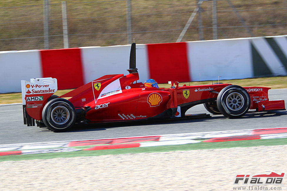 Fernando Alonso con el F2012 en Barcelona