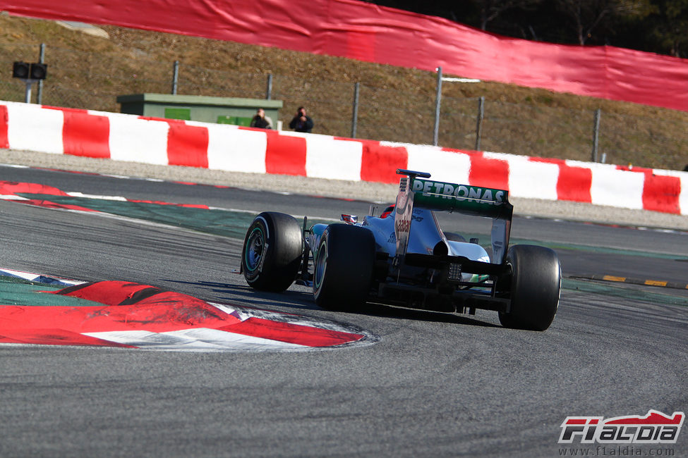 Michael Schumacher con el W03 en Barcelona