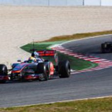 Lewis Hamilton perseguido por el Toro Rosso en pretemporada
