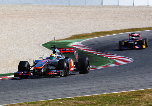 Lewis Hamilton perseguido por el Toro Rosso en pretemporada