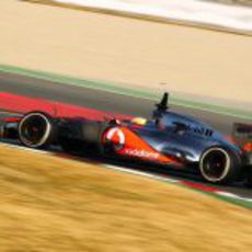 Hamilton rueda con el MP4-27 en Barcelona