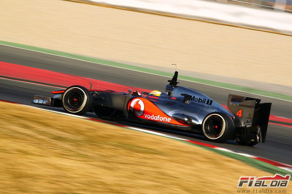 Hamilton rueda con el MP4-27 en Barcelona