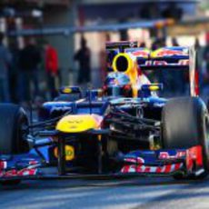 Sebastian Vettel en la calle de boxes con el RB8