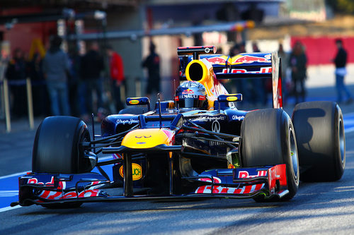 Sebastian Vettel en la calle de boxes con el RB8