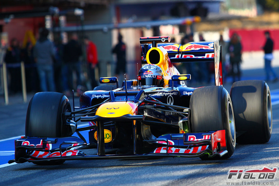 Sebastian Vettel en la calle de boxes con el RB8