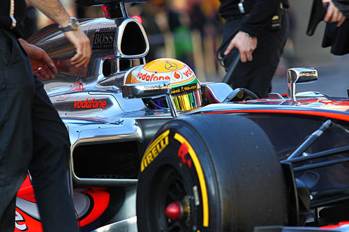 Plano cercano de Lewis Hamilton en su McLaren