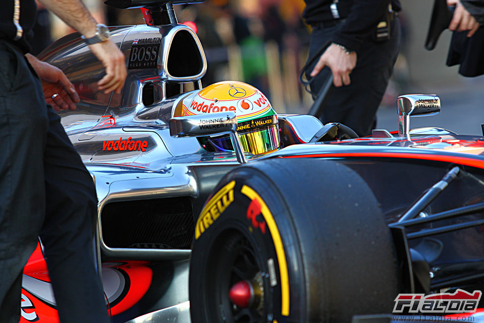 Plano cercano de Lewis Hamilton en su McLaren