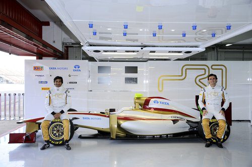 Pedro de la Rosa y Narain Karthikeyan junto al F112