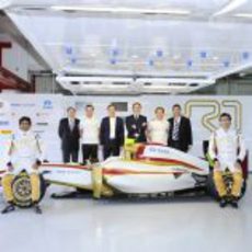 Carlos Gracia y Salvador Servià con el equipo HRT de 2012