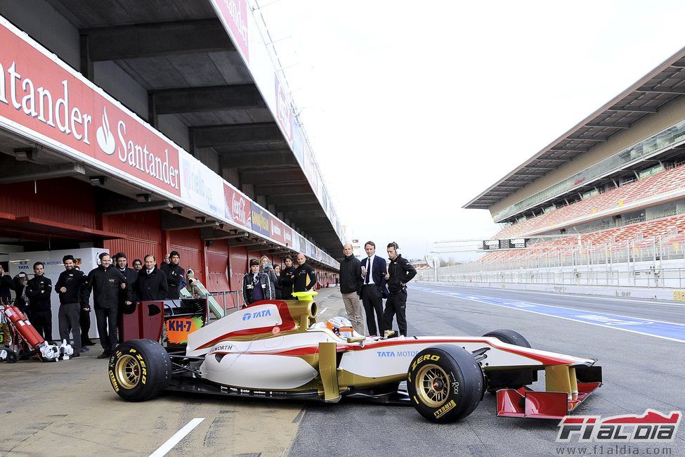 Narain Karthikeyan sale a pista con el HRT de 2012