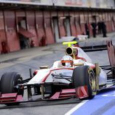 Narain Karthikeyan en el 'pit lane' con el F112
