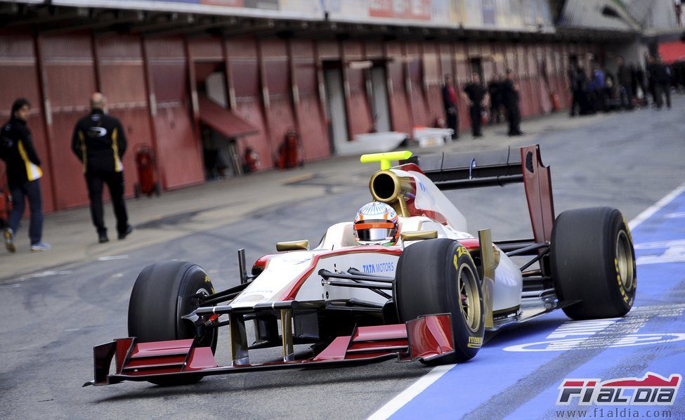 Narain Karthikeyan en el 'pit lane' con el F112