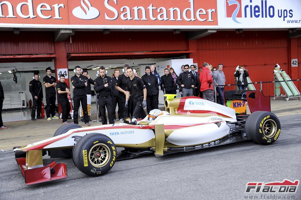 Los mecánicos observan como sale a pista el nuevo F112