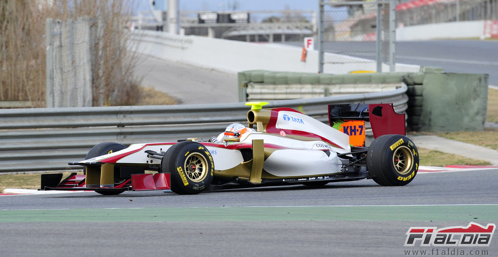 Narain Karthikeyan prueba el nuevo HRT F112