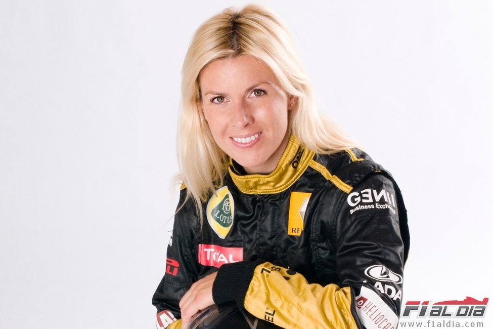 María de Villota con el mono de Lotus Renault GP