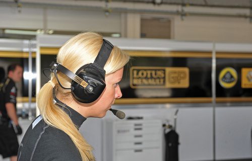 María de Villota en el box de Lotua Renault GP