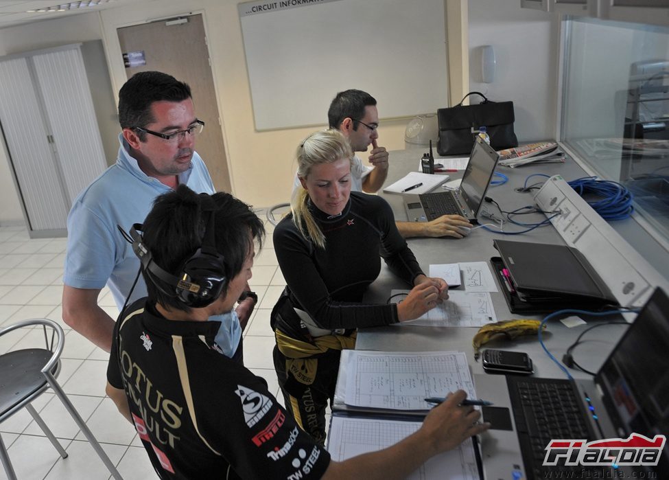 Eric Boullier habla con María de Villota