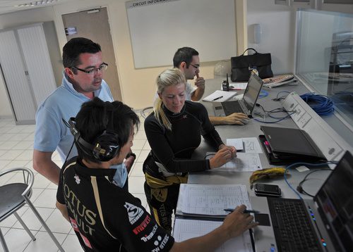 Eric Boullier habla con María de Villota