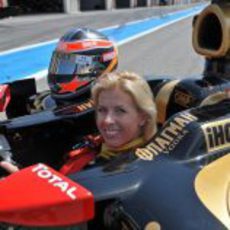 María de Villota feliz dentro del Lotus Renault GP