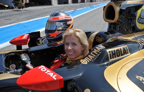 María de Villota feliz dentro del Lotus Renault GP