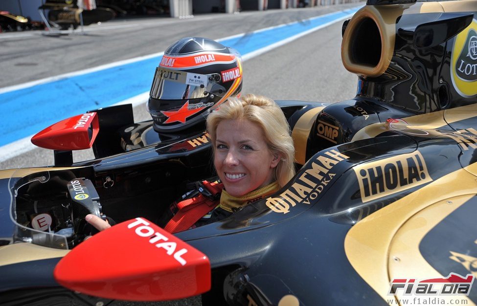 María de Villota feliz dentro del Lotus Renault GP